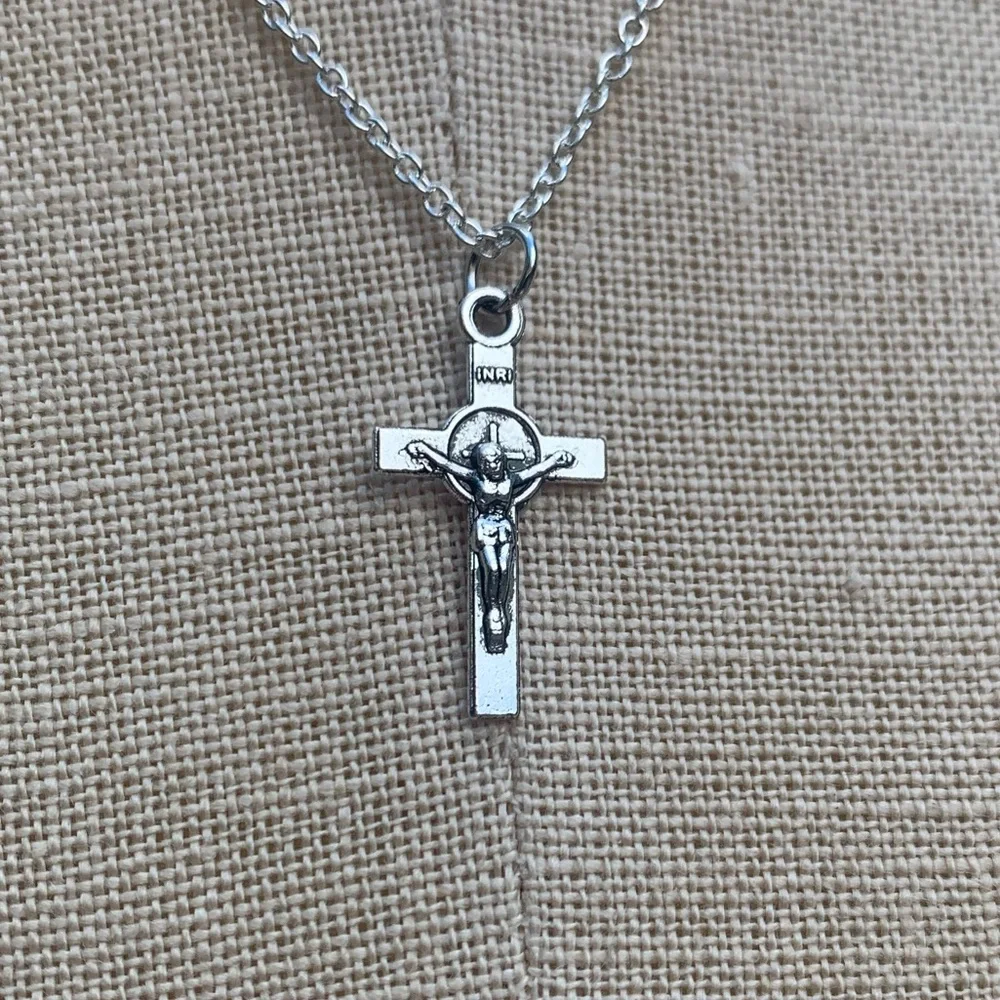 NWT Sterling Silver Plated Chain & Crucifix Alloy Metal Charm Necklace - Picture 10 of 14